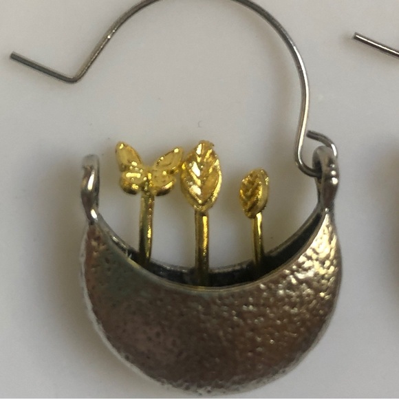Unique potted plant/flower & butterfly earrings, faux gold/silver - Picture 8 of 10